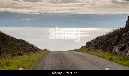 Eine einspurige Landstraße Winde über das Moor an der Atlantikküste von den Applecross Halbinsel in den westlichen Highlands von Schottland, mit dem Cuilli Stockfoto