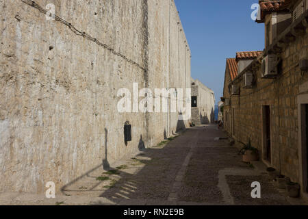 DUBROVNIK, KROATIEN - 22. AUGUST 2017: außenwände Dubrovnik, mit Blick auf das Meer. Stockfoto