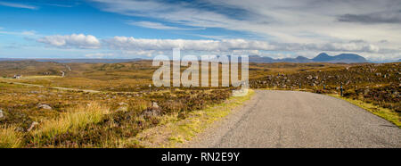 Eine einspurige Landstraße Winde über moorlandschaften über den Applecross Halbinsel in den westlichen Highlands von Schottland, mit den Bergen der Torridon Hi Stockfoto