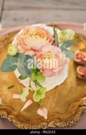 Anordnung der rosa Kuchen mit Ranunculus Blumen dekoriert Stockfoto