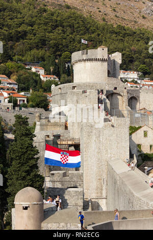 DUBROVNIK, KROATIEN - 22. AUGUST 2017: Revolver od Stadtmauern von Dubrovnik, mit kroatischen Flagge Stockfoto