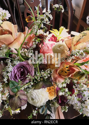 Abgewinkelte Blumenstrauß aus farbenfrohen Pastelltönen blumen Übergreifen auf Holz Stockfoto