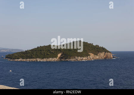 DUBROVNIK, KROATIEN - 22. AUGUST 2017: Blick von Dubrovnik auf die Insel Lokrum, Naturpark Stockfoto