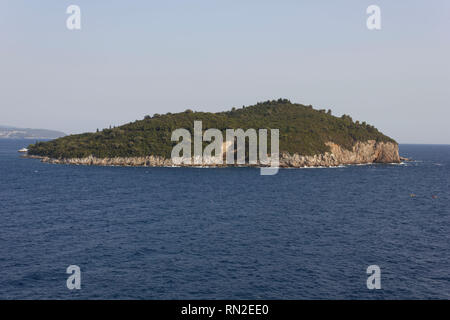 DUBROVNIK, KROATIEN - 22. AUGUST 2017: Blick von Dubrovnik auf die Insel Lokrum, Naturpark Stockfoto