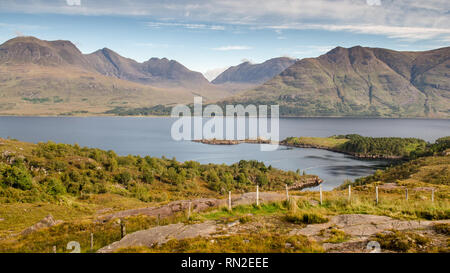 Berge der Torridon Hills, einschließlich Liathach und Beinn Alligin, Aufstieg vom Ufer des Loch Torridon, einer Bucht des Atlantiks, in der Highlan Stockfoto