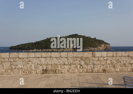 DUBROVNIK, KROATIEN - 22. AUGUST 2017: Blick von Dubrovnik auf die Insel Lokrum, Naturpark Stockfoto