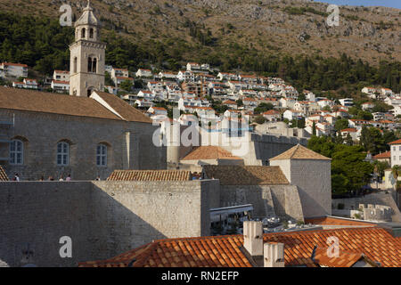 DUBROVNIK, KROATIEN - 22. AUGUST 2017: Stadtmauern von Dubrovnik mit Blick auf die Hügel Stockfoto