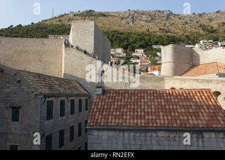 DUBROVNIK, KROATIEN - 22. AUGUST 2017: Stadtmauern von Dubrovnik mit Blick auf die Hügel Stockfoto