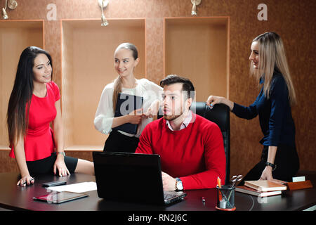 Gruppe des Lächelns inspiriert junge Geschäftsleute arbeiten zusammen im Büro Stockfoto