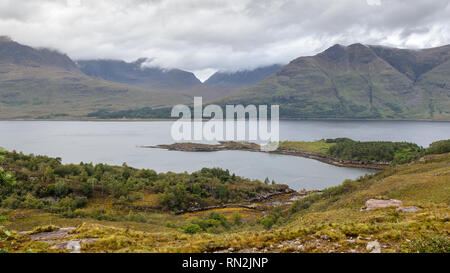 Berge der Torridon Hills, einschließlich Liathach und Beinn Alligin, Aufstieg vom Ufer des Loch Torridon, einer Bucht des Atlantiks, in der Highlan Stockfoto