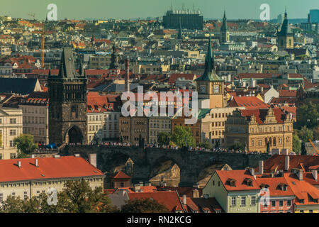 Blick von der Karlsbrücke und der Altstadt von Prag in der Tschechischen Republik, am Ufer des Flusses Vltava unter dem Sonnenuntergang Stockfoto