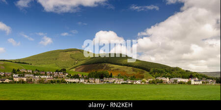 Die Sonne scheint auf die Häuser von innerleithen Dorfes, unter die bewaldeten Hänge des Moorfoot Hills in den Scottish Borders gelegen. Stockfoto