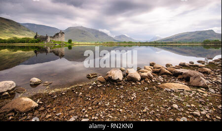 Die Ruinen von Schloss Kilchurn, der Heimat der Clan Campbells von Glenorchy, und die Berge von Argyll sind in den ruhigen Wassern des Loch Awe im Reflektierten Stockfoto