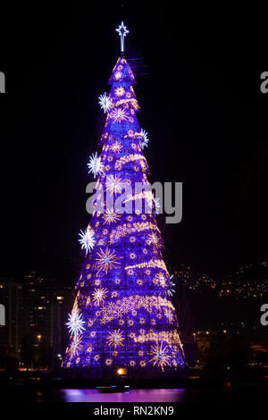 Höchste schwimmende Weihnachtsbaum der Welt Bau mit Tonnen von Lichter wechselnde Designs und Farben in der Nacht in der Stadt von Rio de Janeiro Stockfoto