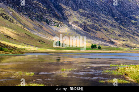 Der Fluss fließt durch Loch Achtriochtan Coe See im Tal von Glen Coe, unter den Bergen der West Highlands von Schottland. Stockfoto