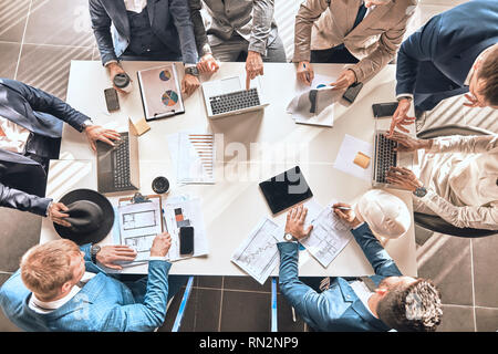 Aktive Mitarbeiter sind finanzielle Probleme zu lösen. nach oben Foto anzeigen. technische, finanzielle Bildung. Stockfoto