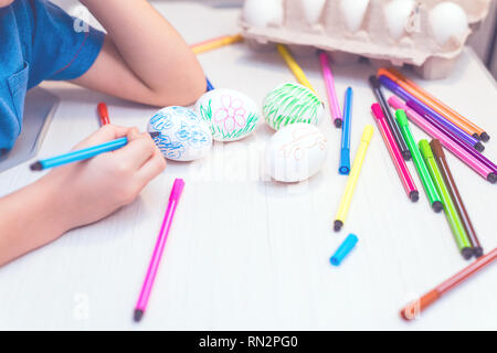 Ostereier von Kind von Hand bemalt. Ostern Ideen. Platz für Text. Frohe Ostern. getönten Bild. Stockfoto