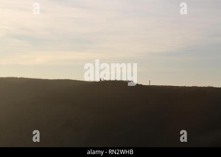 Silhouette von Menschen zu Fuß entlang der Klippe Beachy Head Stockfoto