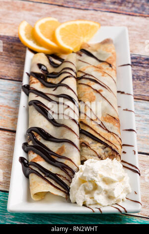 Europäische Pfannkuchen, süßen Crepe mit Topping auf weißen langen Platte Stockfoto