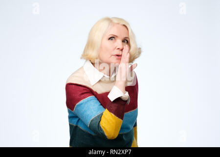 Frau mit blonden Haaren gekleidet ist, geheimen heißen Bremsen Nachrichten Stockfoto