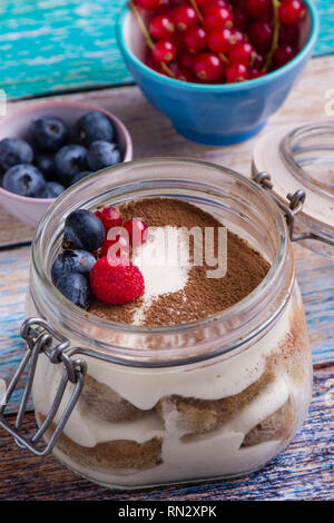 Lecker Tiramisu Dessert im Glas auf der Farbtabelle Stockfoto
