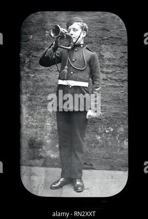 Katholische Boys Brigade c 1902. Glas Laterne Folie - "Reveille" Stockfoto