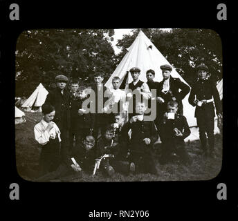 Katholische Boys Brigade c 1902. Glas Laterne Folie - "Frühstück" Stockfoto