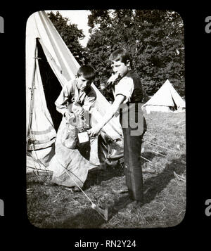 Katholische Boys Brigade c 1902. Glas Laterne Folie - "RATIONEN" Stockfoto