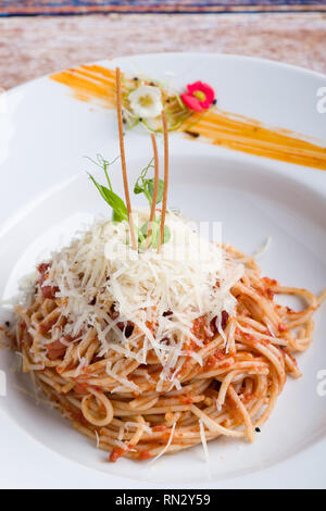 Italienische Spaghetti Amatriciana Pasta auf weiße Platte Stockfoto