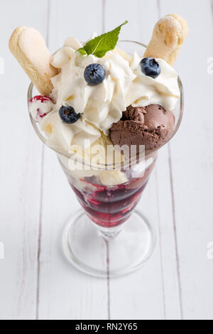 Frische süße erfrischenden Eisbecher in Glas Stockfoto