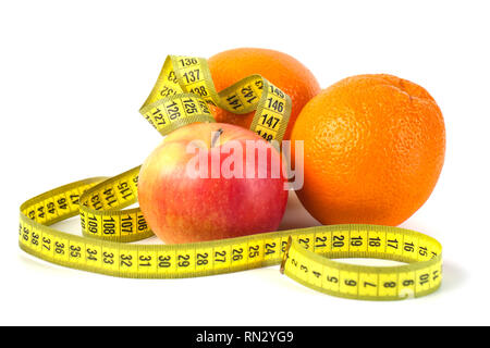 Äpfel und Orangen mit Maßband auf weißem Hintergrund, gesunde Ernährung. Stockfoto