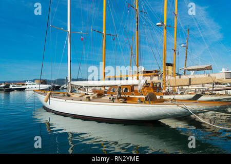 Historische Segelyachten im Hafen von St Tropez Stockfoto