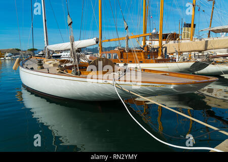 Historische Segelyachten im Hafen von St Tropez Stockfoto