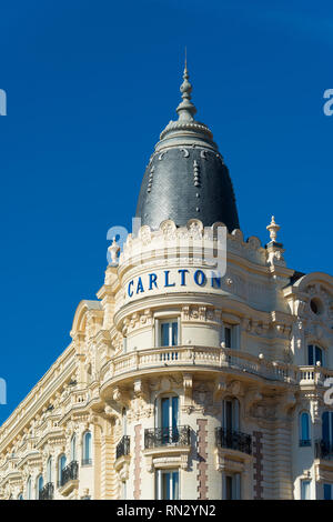 CANNES, Frankreich - 23. OKTOBER 2017: Fassade des berühmten Carlton Hotel befindet sich auf der Croisette in Cannes. Stockfoto