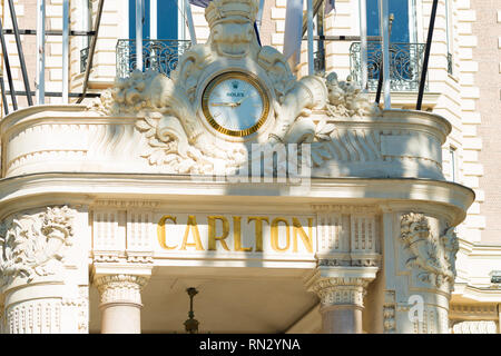 CANNES, Frankreich - 23. OKTOBER 2017: Eingang der berühmten Carlton Hotel befindet sich auf der Croisette in Cannes. Stockfoto