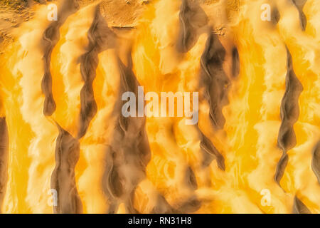 Abstrakte impressionistischen Stil Landfläche der Sandwüste in Luft von oben nach unten Blick über erodiert Wind geformt Sand reicht und Ornament - Stockton Strand in Stockfoto