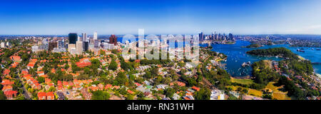 North Sydney CBD und fernen Stadt Sydney CBD über den Hafen, der von der Bridge, die durch Wohn- Vororten von unteren Norths Ufer umgeben auf einem s verbunden Stockfoto