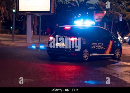 Valencia, Spanien - 16. Februar 2019: eine spanische Nationale Polizei Auto patrouillieren Valencia Stadt bei Nacht. Nacht patrouillieren. Stockfoto