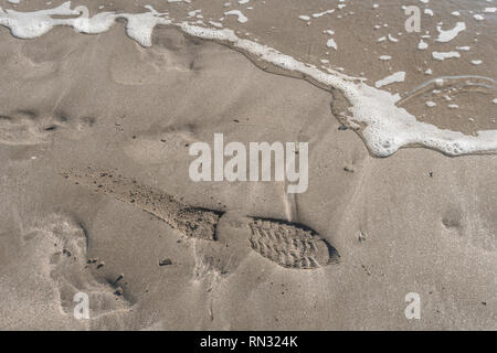 Fußabdruck auf sandigen Strand. Stockfoto