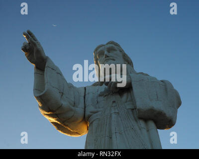 Christus Statue (Cristo de La Misericordia) und den Mond in San Juan del Sur, Nicaragua Stockfoto