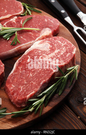 Rohen Steak. Barbecue Rib Eye Steak, trockenen Jahren Wagyu Entrecote. Vielzahl an Raw Black Angus Prime Fleisch steaks Machete, Roastbeef, Rib Eye, Filet füllen Stockfoto
