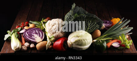 Komposition mit Vielzahl an raw Bio Gemüse und Früchte. Ausgewogene Ernährung Stockfoto