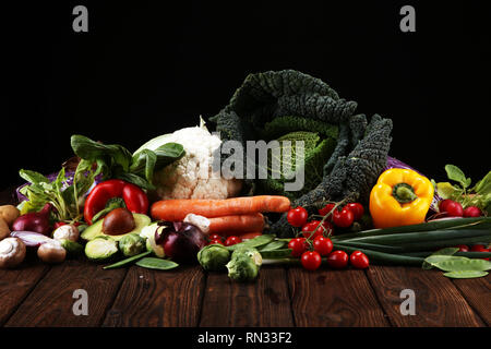 Komposition mit Vielzahl an raw Bio Gemüse und Früchte. Ausgewogene Ernährung Stockfoto