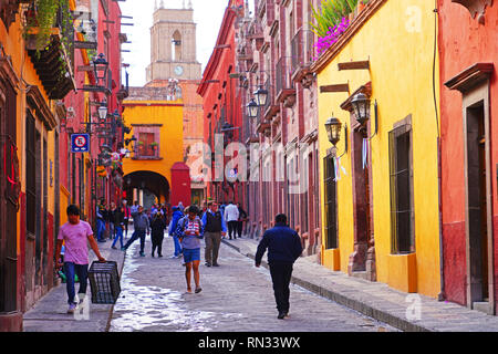 Relox Straße in der Nähe von Centro in San Miguel de Allende mit Turm der Kathedrale im Hintergrund. Stockfoto