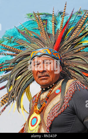 Ältere Aztec Mann in den zeremoniellen Kleid am Zocalo in Mexico City. Stockfoto