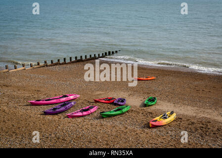 Bunte Kunststoff Kanus am Strand, Hastings, East Sussex, England, Großbritannien Stockfoto