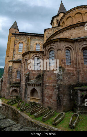 Conques, Frankreich - Juni 2015: Die römische Kirche Sainte Foy in Conques Stockfoto