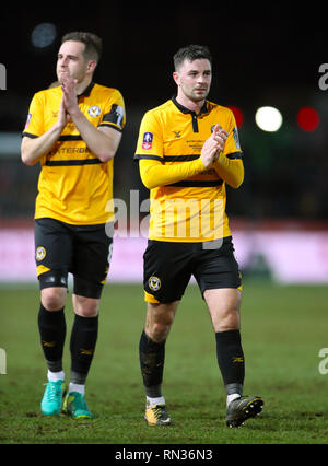 Die Newport County Padraig Amond begrüßt die Fans nach dem letzten während der FA Cup in die fünfte Runde an Rodney Parade, Newport Pfeifen. Stockfoto