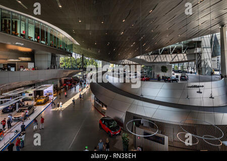 BMW Welt und BMW-Zentrale in München. Die BMW Welt ist ein großer Ausstellungsraum, in dem die BMW Group (BMW, Mini und Rolls Royce) sind auf dem Display. Stockfoto