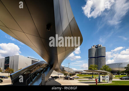 BMW Welt und BMW-Zentrale in München. Die BMW Welt ist ein großer Ausstellungsraum, in dem die BMW Group (BMW, Mini und Rolls Royce) sind auf dem Display. Stockfoto